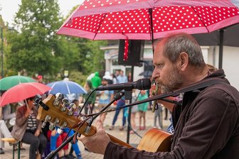 Künstler und Publikum genießen Konzert in Grünbach - Von Schauern ließen ich weder Liedvogt Frank Fleissig noch das Publikum abhalten. 