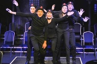 Künstler verabschieden sich vom Publikum - Mitglieder des Schauspielensembles, hier bei "Welcome to Paradise Lost", treten am Freitagabend im Freiberger Theater auf.
