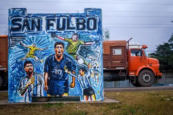 Künstler verwandelt Bushaltestelle in Fußball-Altar - Kunst zur WM: Eine Hommage an die argentinische Fußballkultur ziert eine Bushaltestelle.