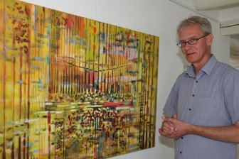 Künstler zieht mit Farbenpracht in seine Werke hinein - Karsten Mittag vor seinem Bild "Präludium und Fuge J. S. Bach Es-Dur". Steht der Betrachter dicht vor dem Bild entdeckt er sofort die Pfeifen einer Orgel.