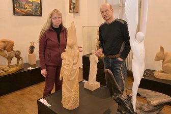 Künstlergruppe aus dem Erzgebirge zeigt in Schneeberg besondere Exponate - Holzbildhauer Detlef Jehn mit Museumsleiterin Regina Krippner in der Exponart-Sonderausstellung.