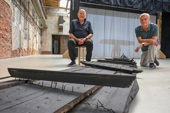 Künstlergruppe organisiert in Chemnitz Symposium zur Zukunft von Städten - Rolf Lieberknecht (links) und Christian von Borczyskowski vor ihrem Kunstwerk „Crash and Reconstruction“.