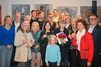 Künstlerin aus Reichenbach feiert 80. Geburtstag mit vielen Gratulanten und Livemusik im Atelier - Jubilarin Marietta Jeschke mit Blumenstrauß im Kreise von Gratulanten in ihrem Atelier.