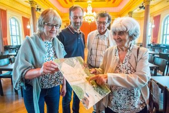 Künstlerin Traute Gruner besucht ihr Stollberg wieder - Künstlerin Traute Gruner besucht ihre Heimatstadt Stollberg - hier den Bürgergarten: Christa Stiegenroth (l.), die Frau von Künstlerkollege Michael Grüber (2. v. rechts), dazu der Leiter des Bürgergartens Christian Ahner sowie Traute Gruner (ganz rechts) sind zu sehen. Ihre alte Heimat ist für sie fremder geworden, erzählt sie. Sie kenne ja hier niemanden mehr. Trotzdem kommt ihr alles dichter bebaut vor.
