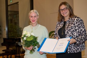 Künstlerin zeigt in Zwickau Figuren zwischen Mensch und Tier - Die Künstlerin Theresa Rothe (links) bei der Verleihung des Stipendiums des Max-Pechstein-Förderpreises.