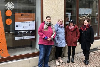 Künstlerinnen aus dem Vogtland und Thüringen zeigen Schaufensterschau in Greiz - Unter anderem Nicole Dürr-Gerstler, Anika Weber, Kristin Siegel-Leicht und Manuela König (v. l.) zeigen Arbeiten in Greiz.