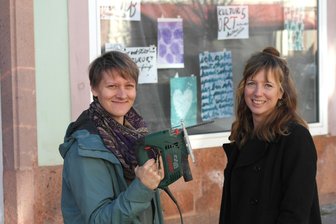 Künstlerinnen eröffnen Atelier – mitten in Rochlitz - Tabea Heinicker, hier mit ihrem derzeitigen Lieblingsarbeitsgerät, der Stichsäge, und Katrin Richter vorm „Kulturort in der 5“ in Rochlitz.