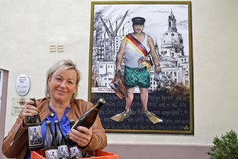Künstlerisch wertvolles Bier: Wie es ein Werk von Tasso auf das Etikett der Gersdorfer Glückauf-Brauerei geschafft hat - Brauerei-Chefin Astrid Peiker-Holzmüller hat den „Aktivisten a. D.“ auf Etiketten drucken lassen. Das Original befindet sich im Hof der Gersdorfer Glückauf-Brauerei.