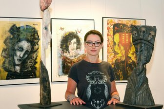 Künstlerischer Dialog in Glauchauer Galerie - Anja Elze mit ihren Bildern und Skulpturen in der Galerie „Art Gluchowe“.