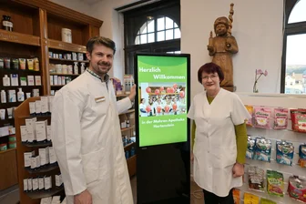 Künstliche Intelligenz, Abholautomat und Digitalisierung: Wie Hartensteins neuer Apotheker die Mohren-Apotheke weiterführt - Apotheker Andreas Schädlich aus Schneeberg führt die Mohren-Apotheke in Hartenstein weiter. Apothekerin Annett Huster, die bisherige Inhaberin, freut sich, dass die Versorgung der Hartensteiner weiter gesichert bleibt.