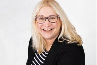 Künstliche Intelligenz im Marketing: Gewerbeverein Schönheide lädt zu Workshop ein - Nadine Leistner leitet den KI-Workshop. Die promovierte Biologin ist Beraterin für Medizinprodukte.