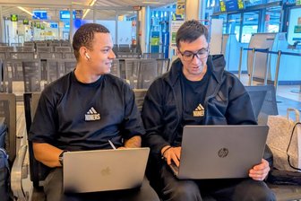 Künstliche Intelligenz im Sport: Sind auch die Co-Trainer der Niners Chemnitz bald überflüssig? - Die Niners-Co-Trainer David Gibson (links) und Gjorgji Kochov bei der Spielanalyse am Flughafen in Verona.