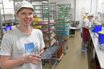 Künstliche Intelligenz in der Backstube: Bäckerei Möbius aus Oederan gewinnt sächsischen Innovationspreis - Sally Schröter arbeitet als Konditorin bei der Bäckerei Möbius. Ihr Erfahrungswissen kann bald in einem Firmen-Wiki gespeichert und per Tablet abgerufen werden.