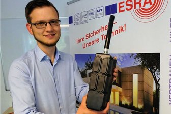 Künstliche Intelligenz schnappt zu: Täter auf frischer Tat gestellt - Esra-Chef Simon Strobel mit dem Herzstück des KI-Systems. Die sogenannte Bridge sendet die via Bewegungsmelder von einer Kamera aufgenommenen Bilder vom Geschehen an eine KI-bestückte Cloud.