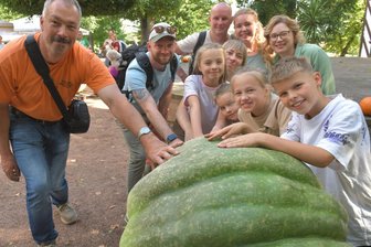 Kürbisfestival Lichtenwalde: Wie viel wiegt der schwerste Kürbis? - Die schönsten Bilder vom zweiten Wochenende - Jörg Wagler aus Großschirma hat mit seinem Atlantc Giant beim Kürbiswiegen in Lichtenwalde gewonnen. Im Bild: mit Familie Koschew aus Leipzig Markleeberg.