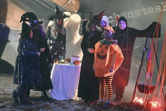 Kürbisleuchten im Stadtpark Schöneck: Theaterstück findet viel Zuspruch - Die Theatergruppe Szenenwechsel führte das Stück „Die Halloween-Überraschungsparty“ auf.