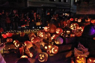 Kürbisleuchten sorgt für Lichtermeer auf Adorfs Markt - Kürbisse als kreative Kunstwerke: Dutzende Familien hatten sich mit ihren Kürbissen an der Veranstaltung beteiligt. 