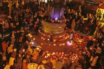 Kürbisse lassen Adorf leuchten - Kürbisleuchten am Kriegerdenkmal in Adorf.