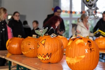 Kürbisse leuchten im Badgelände von Schönau - 59 Halloween-Schnitzereien waren in Schönau zu sehen.