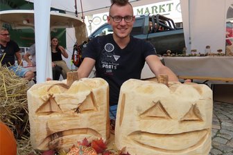 Kürbiszauber in Werdau: Das Dutzend ist voll - Der Werdauer Kürbiszauber steht vor seiner elften Auflage. Hier Philipp Wegler vom gleichnamigen Baumpflegeservice, der 2023 für den schönsten Stand ausgezeichnet worden war.