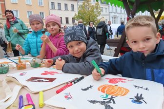 Kürbiszauber in Werdau: Warum die 12. Auflage der Familienveranstaltung diesmal anders war - Fritz, Tim, Mathilda und Leonie (von rechts) hatten ihren Spaß beim Gestalten von Einkaufsbeuteln mit verschiedenen Herbstmotiven.