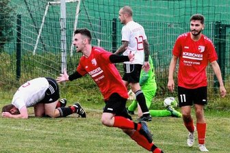 Kürbitz feiert klaren Derbyerfolg - Lukas Seyfarth jubelt nach dem ersten seiner beiden Tore. Das Nachbarschaftsduell gegen den FSV Bau Weischlitz wurde zu einer klaren Sache für die Kürbitzer.