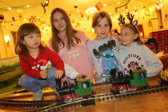 Kürbitz fiebert Weihnachtsausstellung entgegen - Linus, Amy, Lina und Inaya sind fasziniert von den kleinen Bahnen.
