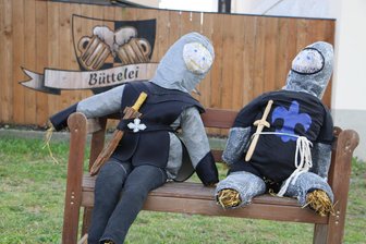 Kürbitz im Feier-Fieber: Ein kleines Dorf im Vogtland putzt sich heraus - Besonderer Schmuck zum Dorfgeburtstag: Überall in Kürbitz finden sich derzeit solche Strohpuppen - etwa vor der ehemaligen Büttelei. Heute befindet sich dort der Jugendclub.
