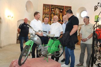 Kürbitzer Kirche birgt Geheimnisse - Das gibt es nur in Kürbitz: Ein SR 2-Moped in der Kirche. Da staunte kürzlich auch Ministerpräsident Kretschmer.