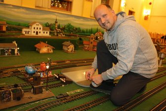 Kürbitzer Weihnachtsausstellung seit 25 Jahren ein Höhepunkt im Vogtland: Das erwartet Besucher in diesem Jahr - Viele Helfer bauen die Gartenbahn auf, Sven Jentzsch gehört dazu.