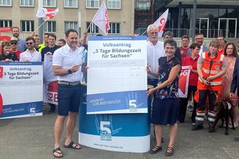 Kürzere Kita-Öffnungszeiten wegen Bildungsurlaub? Arbeitgeber machen gegen Rechtsanspruch für alle Beschäftigten mobil - Auftakt der Unterschriftensammlung am 25. August 2023 mit den beiden Vertrauenspersonen, DGB-Landesvize Daniela Kolbe und Landessportbund-Generalsekretär Christian Dahms, vor dem Landtag.