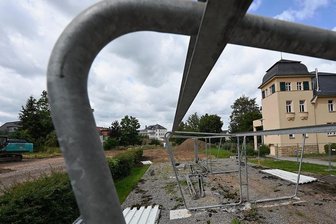 Kürzere Wege zum Schulsport für Gymnasiasten in Limbach-Oberfrohna - Neben dem Limbach-Oberfrohnaer Gymnasium wird eine Sporthalle gebaut. Teile früherer Fahrradständer wurden bereits abgerissen. 