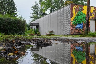 Kürzungen bei Chemnitzer Angeboten für Kinder und Jugendliche: Protest gegen „Sterbehilfe“ vorm Rathaus - Stehen junge Chemnitzer bald noch häufiger vor verschlossenen Türen?