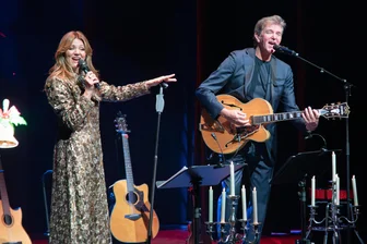 „Küss mich, halt mich, lieb mich“: Ella Endlich verzaubert Publikum in Bad Elster - Ella und Norbert Endlich bei ihrem gemeinsamen Adventskonzert "Endlich Weihnachten" im ausverkauften König-Albert-Theater in Bad Elster.