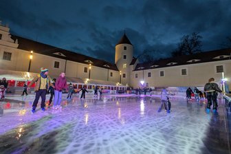 Kufen-Finale im Schlosshof: Freiberger Eisbahn verabschiedet sich in die Sommerpause - Der Veranstalter ist zufrieden mit der Eisbahn Freiberg Schloss Freudenstein