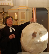 Kugel kehrt in luftige Höhe zurück - 
              <p class="artikelinhalt">Pfarrerin Katharina Hiecke versenkte am Sonnabend in der Dorfchemnitzer Kirche die Kupferhülse mit aktuellen Dokumenten. Um Kratzer bis zur Montage zu verhindern, war die Turmkugel dick eingepackt.</p>
              <p class="artikelinhalt" />
            