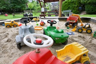 Kugelbahn, Schaukeln, Sandspielzeug: Die schönsten Spielplätze in Chemnitz - Der Spielplatz hinter der Stiftskirche in Ebersdorf ist ein Kleinod. Dort werden auch viele Sandspielzeuge und Bobbycars bereitgestellt.