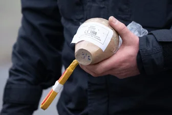 Kugelbombe im Rucksack: Chemnitzer Polizei stoppt 36-Jährigen im Stadtzentrum - Die Kugelbombe wurde von der Polizei sichergestellt.