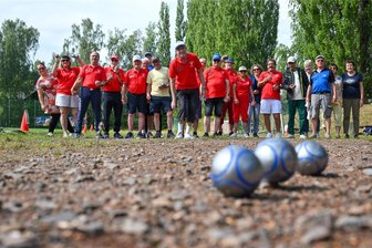 Kugeln, die verbinden: Wie Pétanque-Spieler aus Chemnitz eine Städtepartnerschaft mit Leben füllen - Freundschaftsspiel in Bernsdorf: Die Franzosen sind an den roten T-Shirts zu erkennen.