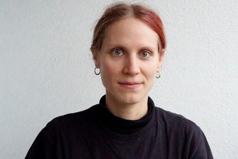 Kugeln und Wörter: Die faszinierende Installation von Leonie Nagel in Zwickau - Leonie Nagel zeigt eine Ausstellung am Domhof 2.