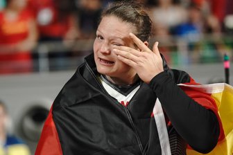 Kugelstoßerin Christina Schwanitz holt WM-Bronze - Christina Schwanitz aus Deutschland jubelt über Bronze im Finale und wischt sich eine Träne aus dem Auge.