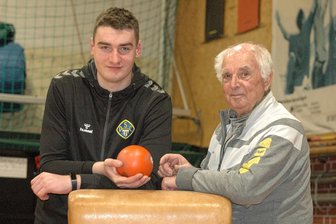 Kugelstoßtalent aus Döbeln will in diesem Jahr die 15 Meter knacken - Trotz 68 Jahren Altersunterschied ein gutes Team: Patrick Biendara (l.) vom Döbelner SC gewann im vergangenen Jahr seine erste DM-Medaille. Sein Döbelner Trainer Peter Rother begleitet ihn zu den Wettkämpfen.