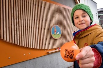 Kugeltour: Im Spielzeugdorf geht's wieder rund - Der sechsjährige Otto Schlesier durfte zum Start in die neue Saison die erste Kugel durch die neu entstandene Bahn am Spielzeughof Schlesier in Seiffen rollen lassen.