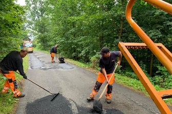 Kuhberg-Zufahrt im Erzgebirge pünktlich zum Jubiläum saniert - Ronny Schmidt, Roy Panzert und Matthias Jochmann (von links) beim Ausbessern der Straße zwischen Stützengrün und Schönheide.