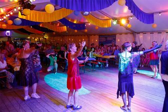 Kuhschnappel: Bombenstimmung und ein geheimnisvoller Stein beim Sommerfasching - Party mit Geschichtsunterricht - Den Goldenen Zwanziger Jahren war ein beträchtlicher Teil der Zeitreise gewidmet, die Frauen des Narrento-Chors waren entsprechend kostümiert.
