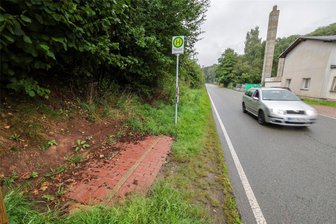 Kuhschnappel: Das lange Warten auf ein neues Buswartehäuschen - Seit das Buswartehäuschen im Juni zerstört wurde, gibt es keinen Schutz vor Witterung mehr.