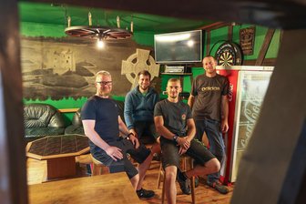 Kuhschnappel: Hier geht’s bis Mitte 40 in den Jugendclub - Jan Biniok, Jakob Zobel, Jeremias Kraska und Markus Grießbach im Club-Raum: Die Altersspanne ist groß im Jugendclub Kuhschnappel.