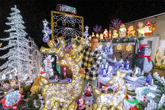 Kuhschnappel/Lobsdorf: Von den Pyramiden über den Ziegenhof zur Weihnachtsinsel - Die Funktionsprobe im Garten von Piet Ahnert in Kuhschnappel zeigt es: Nach mehreren Wochen Arbeit leuchtet die Weihnachtsinsel des 22-Jährigen wieder in voller Pracht. Am ersten Advent um 18 Uhr heißt es dann „Licht an“.
