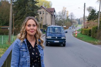 Kuhschnappel: Mütter kämpfen weiter für sicheren Schulweg - Christin Hammer an der Ernst-Schneller-Straße in Kuhschnappel: Eine umfassende Tempo-30-Regel wurde abgelehnt.