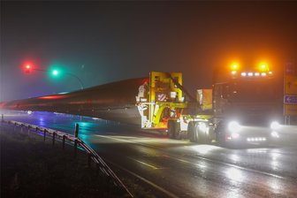Kuhschnappel: Rotorblätter für Mega-Windrad sind angekommen - Im wahrsten Sinne bei Nacht und Nebel rollten die Schwerlaster mit den drei Rotorblättern am Freitag, gegen 1.30 Uhr an der Anschlussstelle Hohenstein-Ernstthal von der A 4 auf die B 180.
